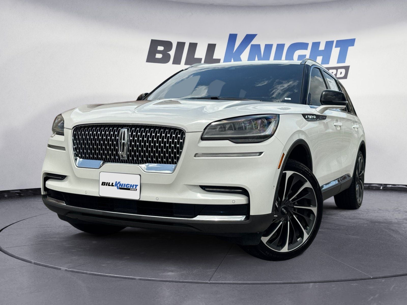 2023 Lincoln Aviator Reserve in White Metallic — front three-quarter view