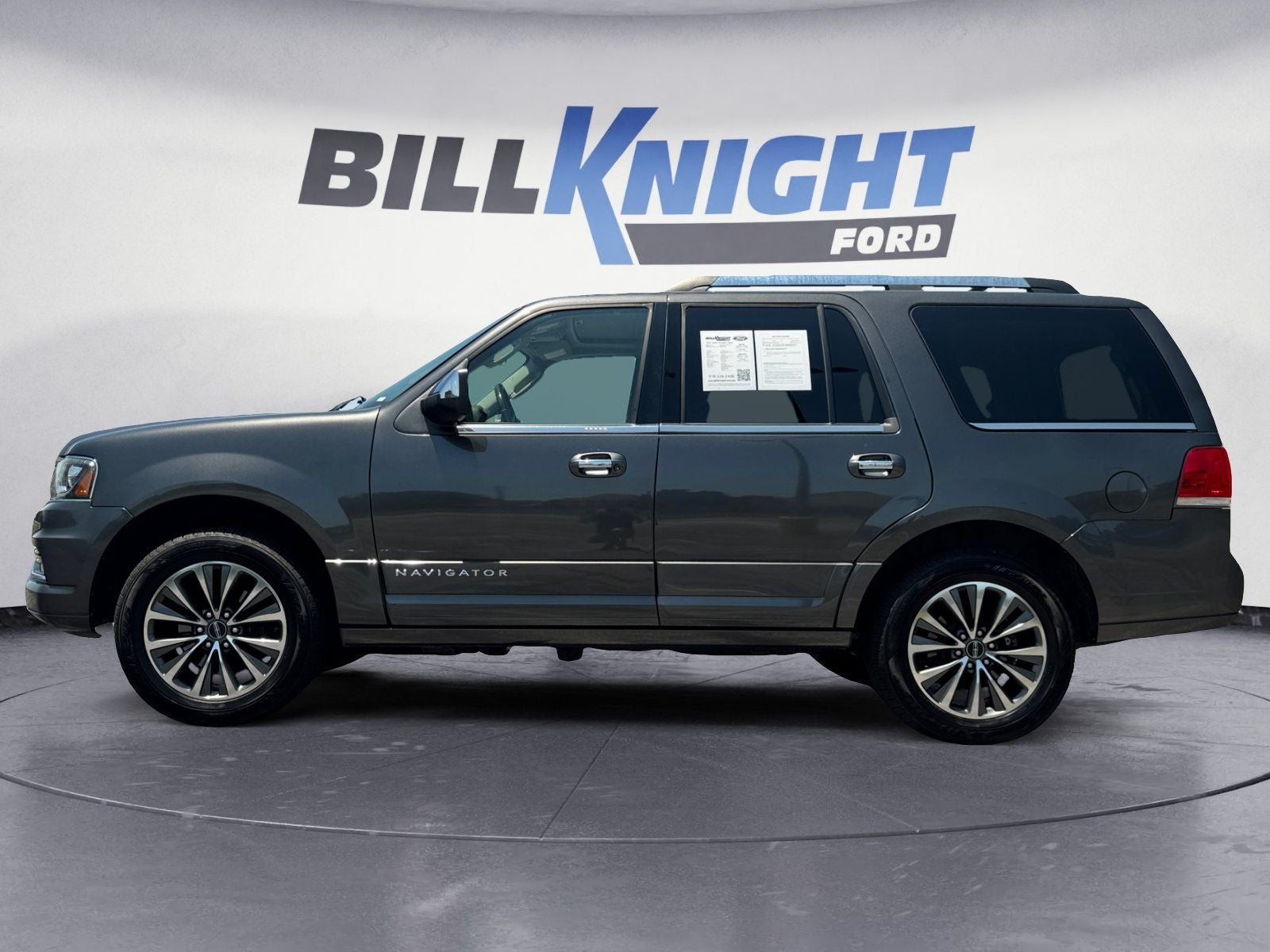 2016 Lincoln Navigator — side profile view