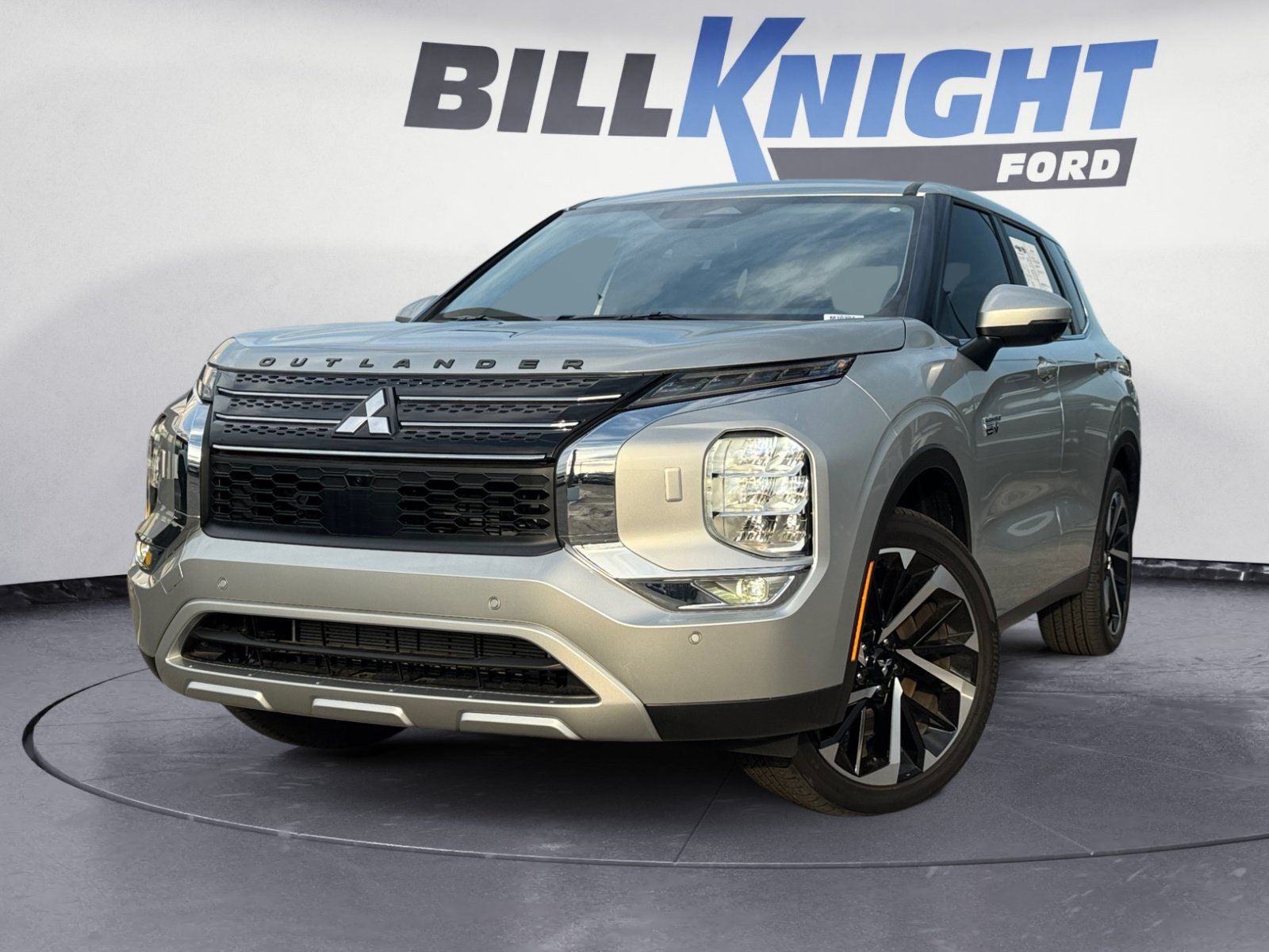 2025 Mitsubishi Outlander PHEV SE in Alloy Silver Metallic — front three-quarter view